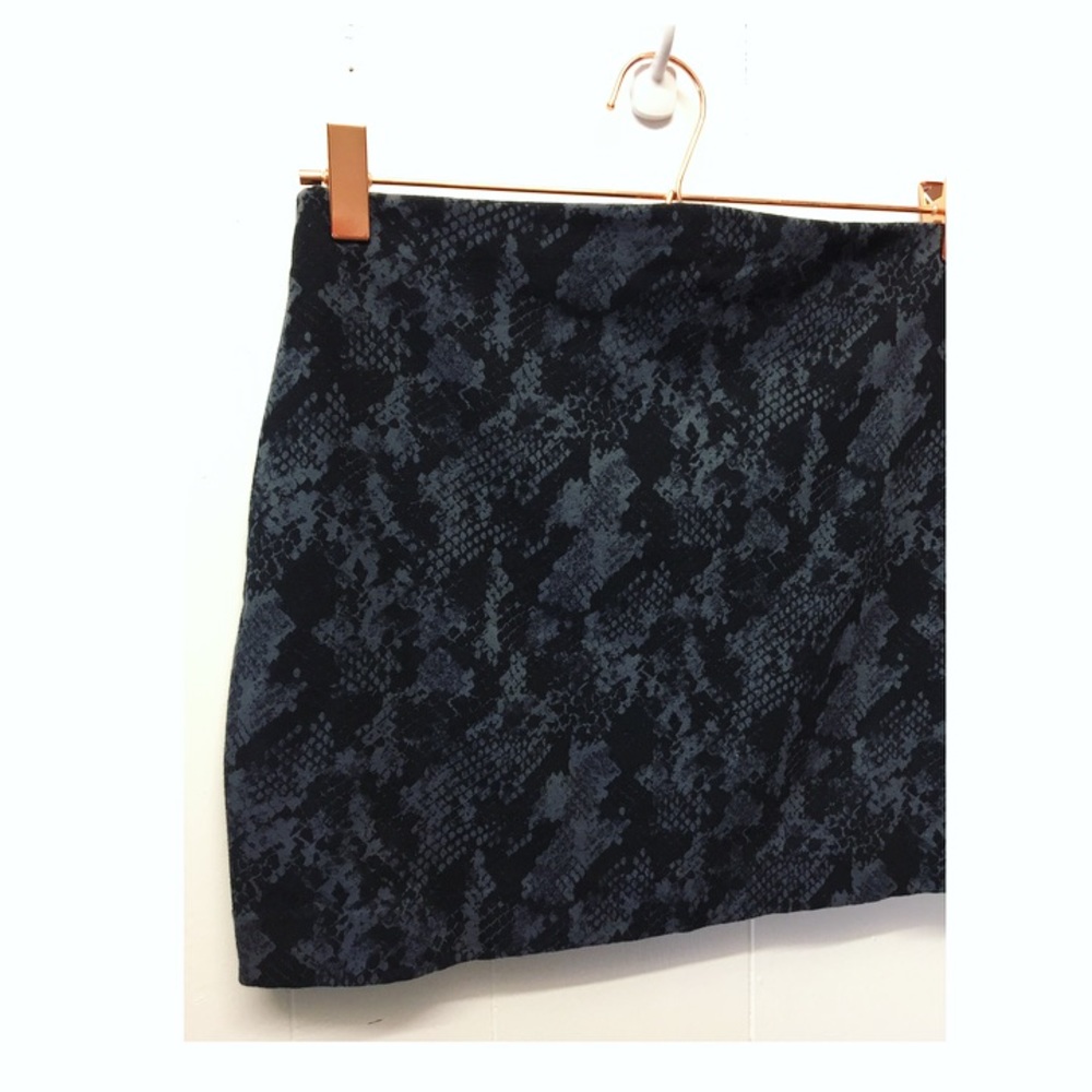 Express | Python Print Stretch Mini Skirt • - Picture 7 of 7